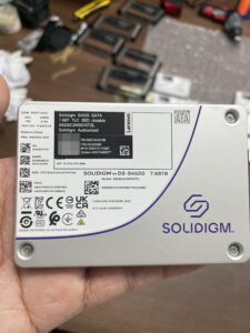New original Lenovo server disassembly SolidigmD3-S4520 7.68TB enterprise grade SSD, 2.5-inch SATA interface, model SSDSC2KB0767ZL, alta saúde, stable performance, suitable for server expansion and storage upgrade New original Lenovo server disassembly SolidigmD3-S4520 7.68TB enterprise grade SSD, 2.5-inch SATA interface, model SSDSC2KB0767ZL, high health, stable performance, suitable for server expansion and storage upgrade